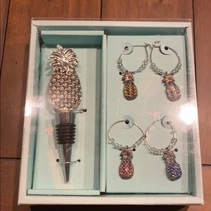 Pineapple wine stopper with set of 4 charms